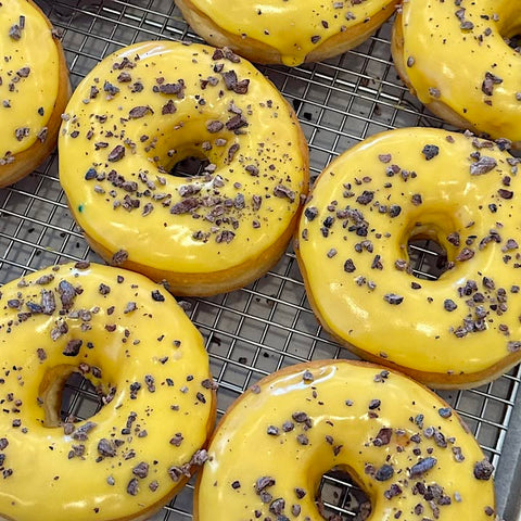 Donut_Friend_-_Flower_topped_Donuts