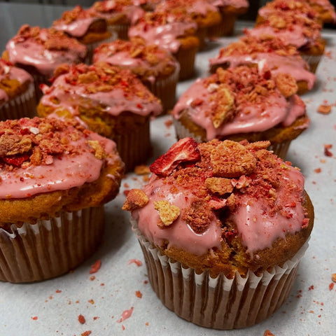 Sinful_BakeryStrawberry_Crunch_Cupcakes