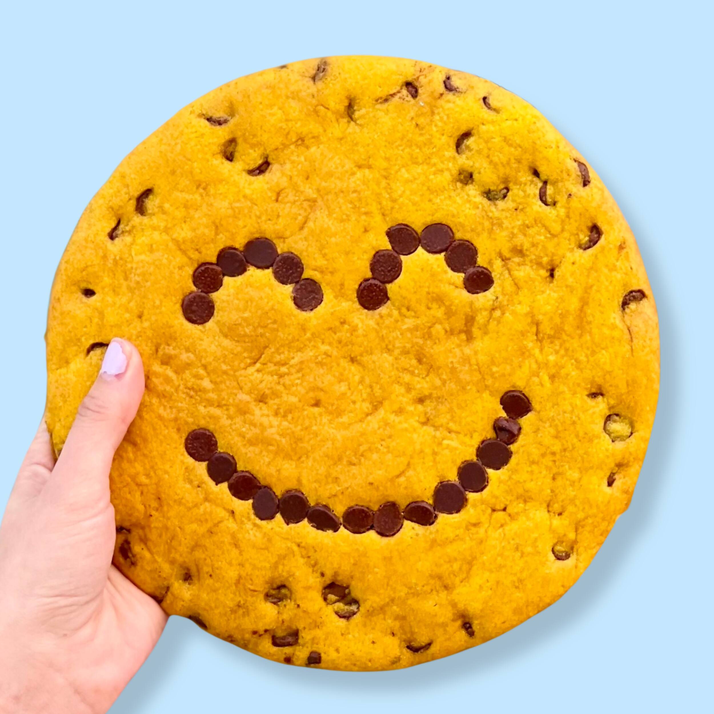 HAPPY EMOJI COOKIE CAKE